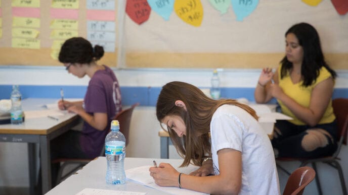 צרכנות מודעת, זכויות בעבודה והשקעות: מקצוע החינוך הפיננסי נכנס לתוכנית הלימודים בחטיבות