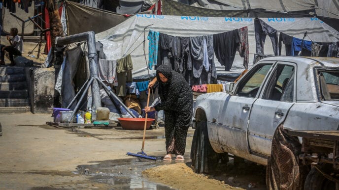 משאיות המזון נכנסות, בלי שיקום באופק: מצב הביניים של עזה