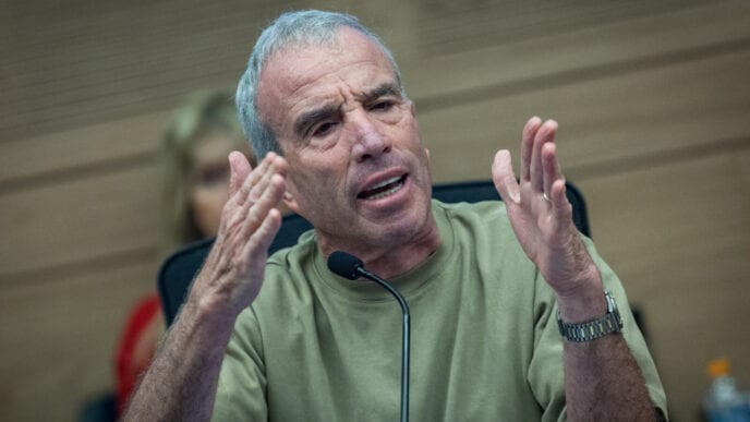 ח"כ אלעזר שטרן עוזב את מפלגת יש עתיד, ומנהל מגעים להצטרפות לאיזנקוט