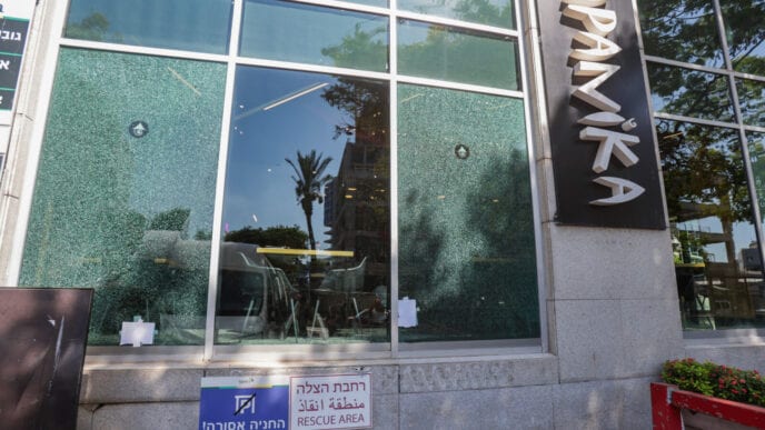 גל האלימות נמשך: רימון רסס הושלך לעבר סניף מסעדת ג'פניקה בהקמה