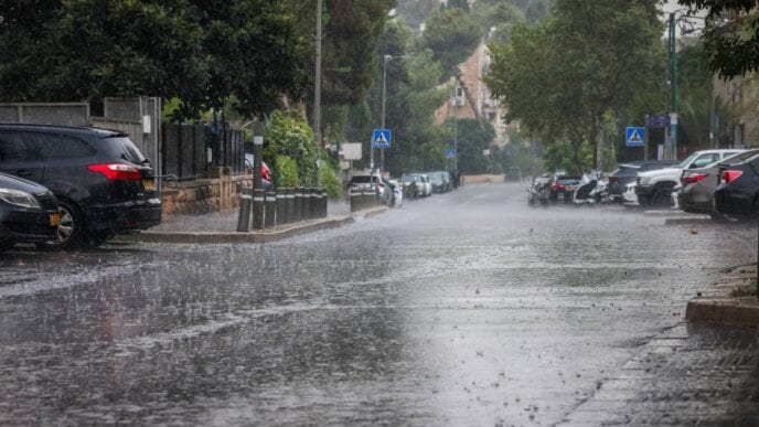 שיא של יותר ממאה שנה: גשם קיצי חריג בירושלים ובמעלה אדומים