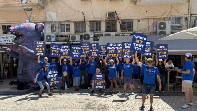 עובדים בקבוצת הבינלאומי הפגינו מול ביתו של הבעלים: "קח אחריות על המשבר"