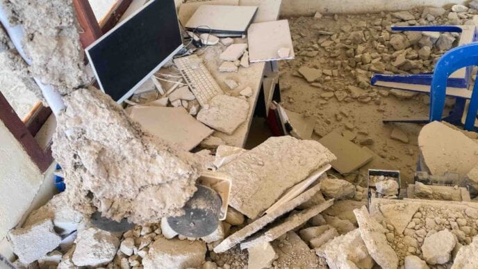 רעידת אדמה בעוצמה 7.7 מול חופי מזרח אינדונזיה: לפחות 38 בני אדם נהרגו