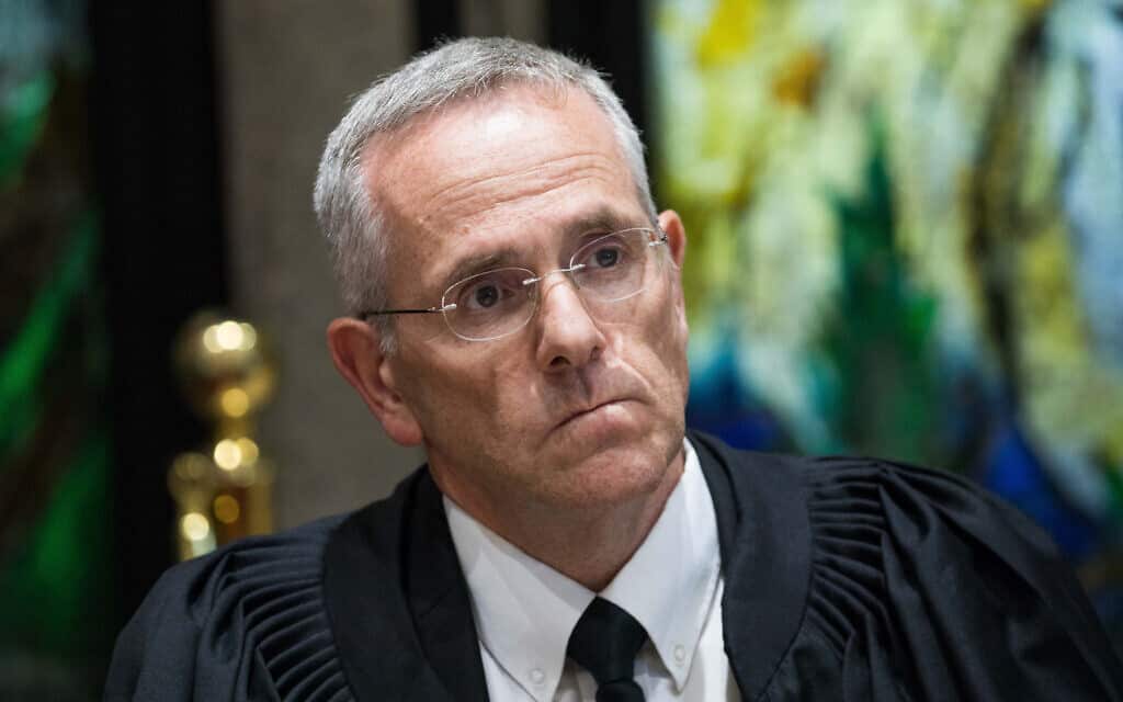 בפרשת הפצ"רית, מינץ הפך את השמרנות על ראשה