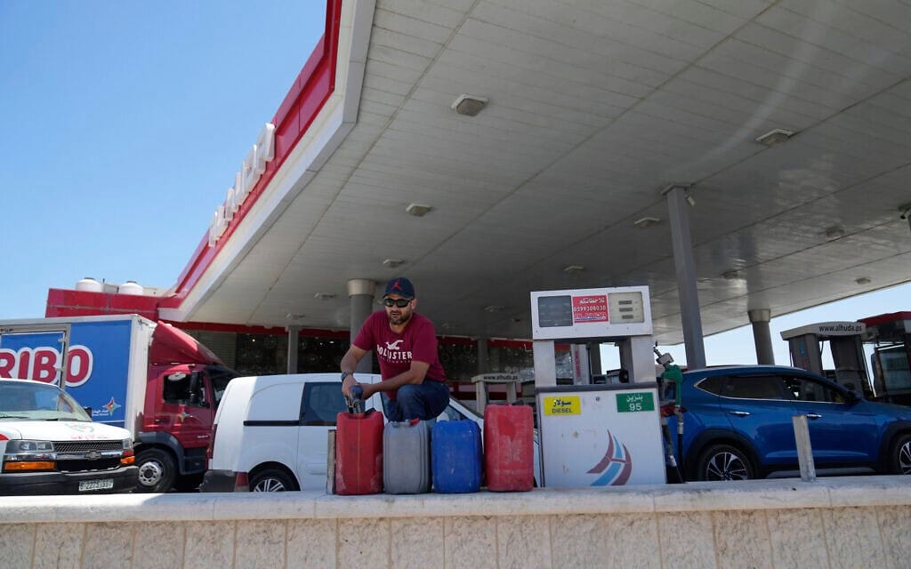 משבר המזומנים הפלסטיני מייבש את תחנות הדלק בגדה