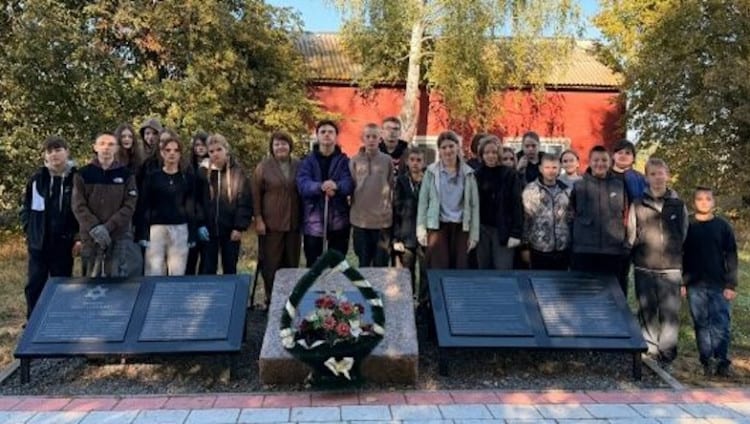 Школьники Брянщины привели в порядок мемориалы жертвам Холокоста и павшим воинам ВОВ