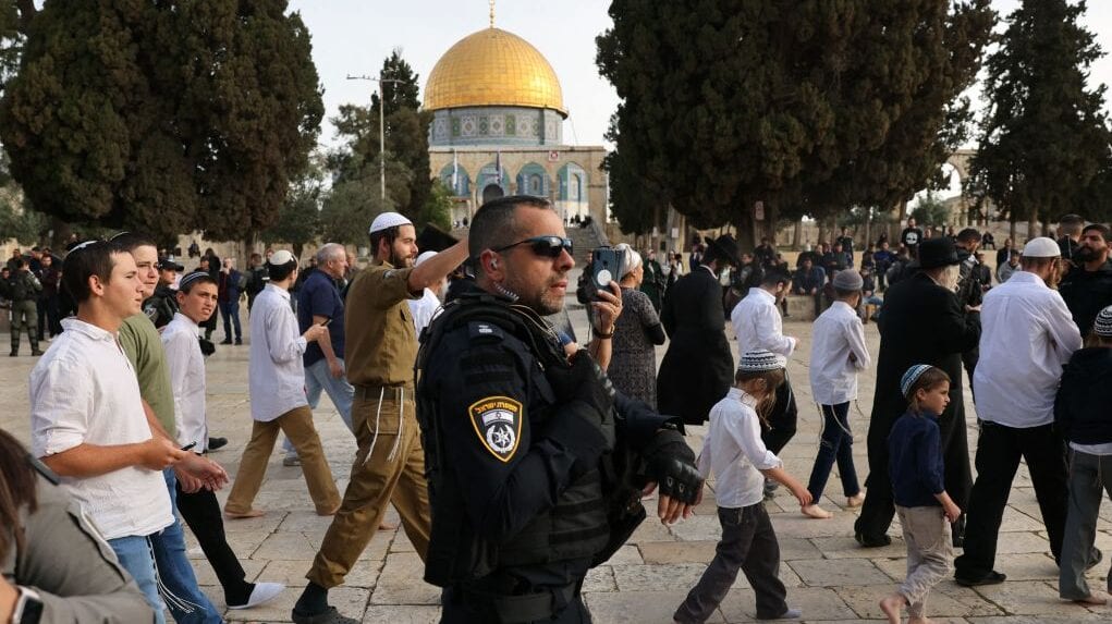 Jewish Men Allowed To Carry Full Prayer Books on Temple Mount for First Time