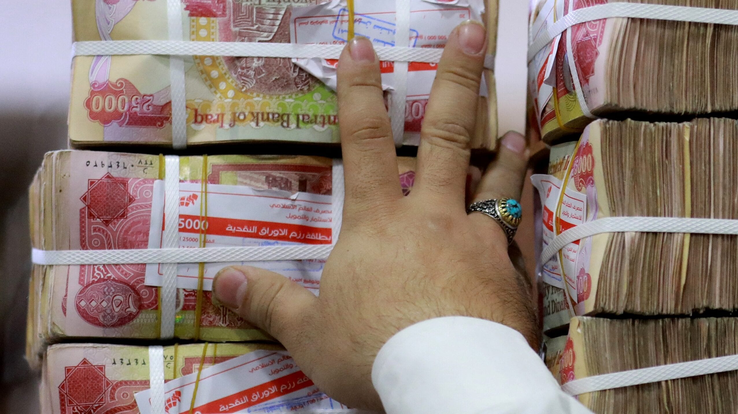 Iraq Considers Currency Overhaul To Expose Looted Funds