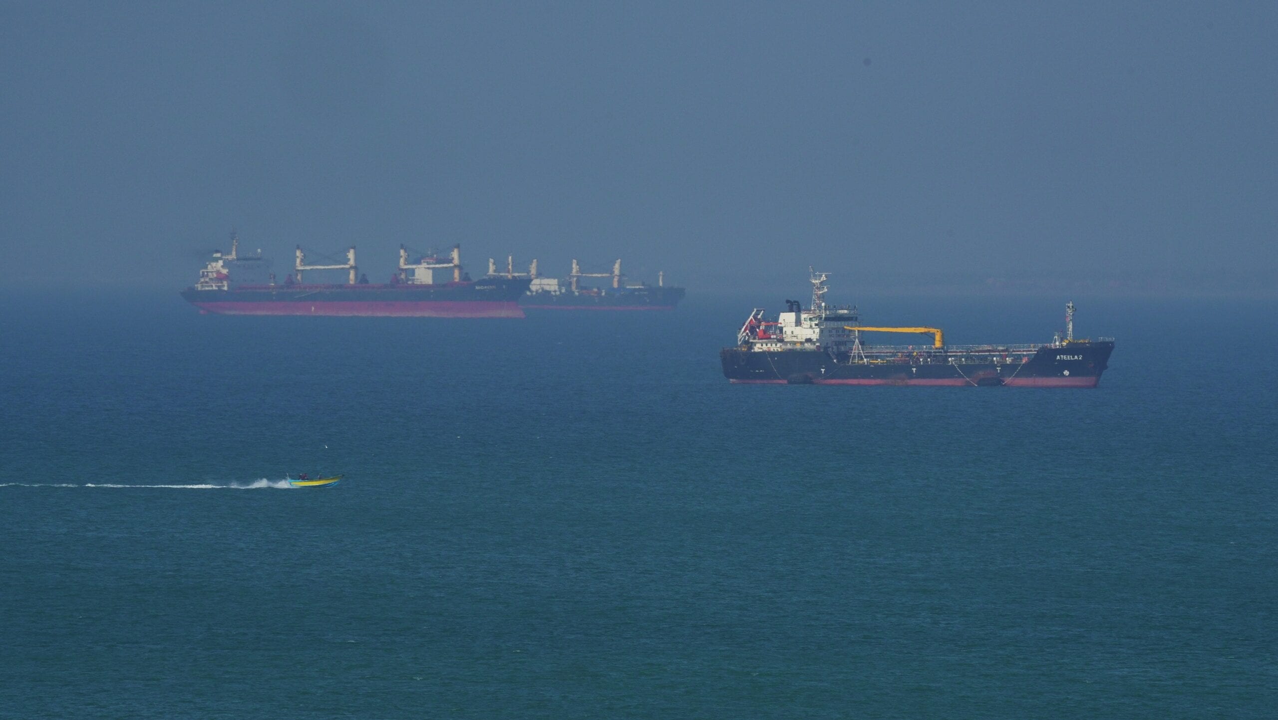Iran, Oman Reach Framework To Reopen Strait of Hormuz, Report Says