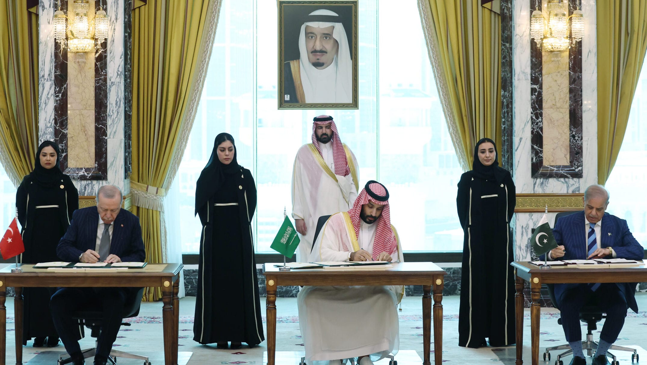 Turkey, Saudi Arabia and Pakistan Sign Mutual Defense Pact in Mecca