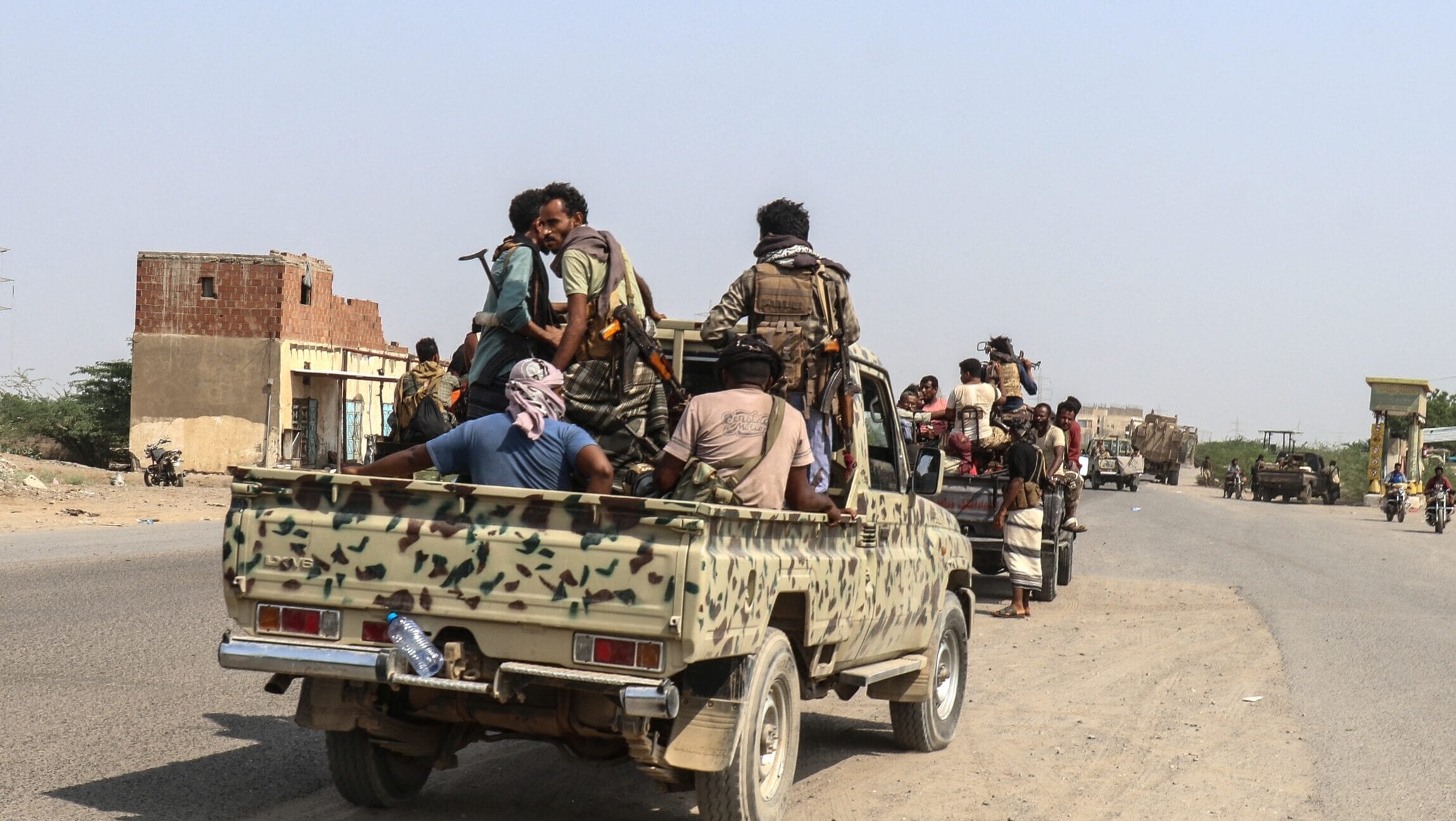 Yemen Fighting Leaves More Than 300 Dead as Houthis Cut Key Supply Route