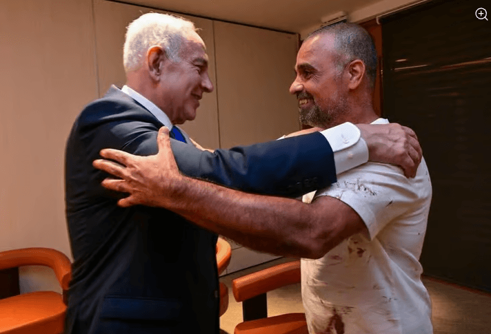 Israeli PM Greets Passengers Who Helped Thwart Flydubai Attack