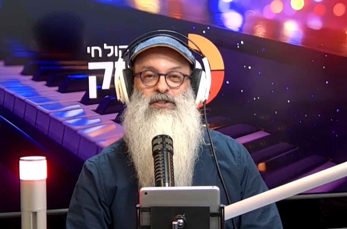 שידור חי לצפייה: ירון בר מנגן לכם את חמישי