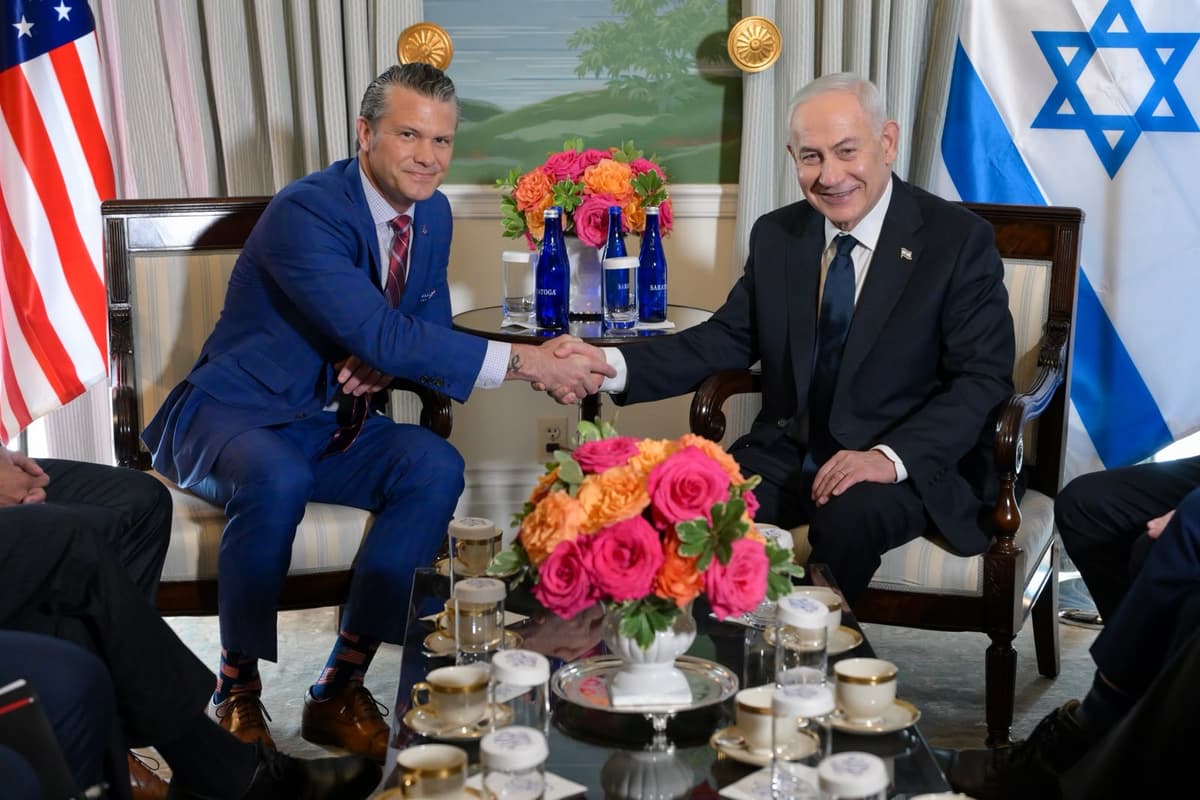 תוקפים באיראן? שר המלחמה נפגש בחשאי עם נתניהו