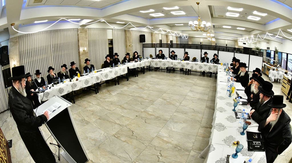 לדבר באידיש ולהתרחק מטכנולוגיה: כינוס המדריכים בויז'ניץ