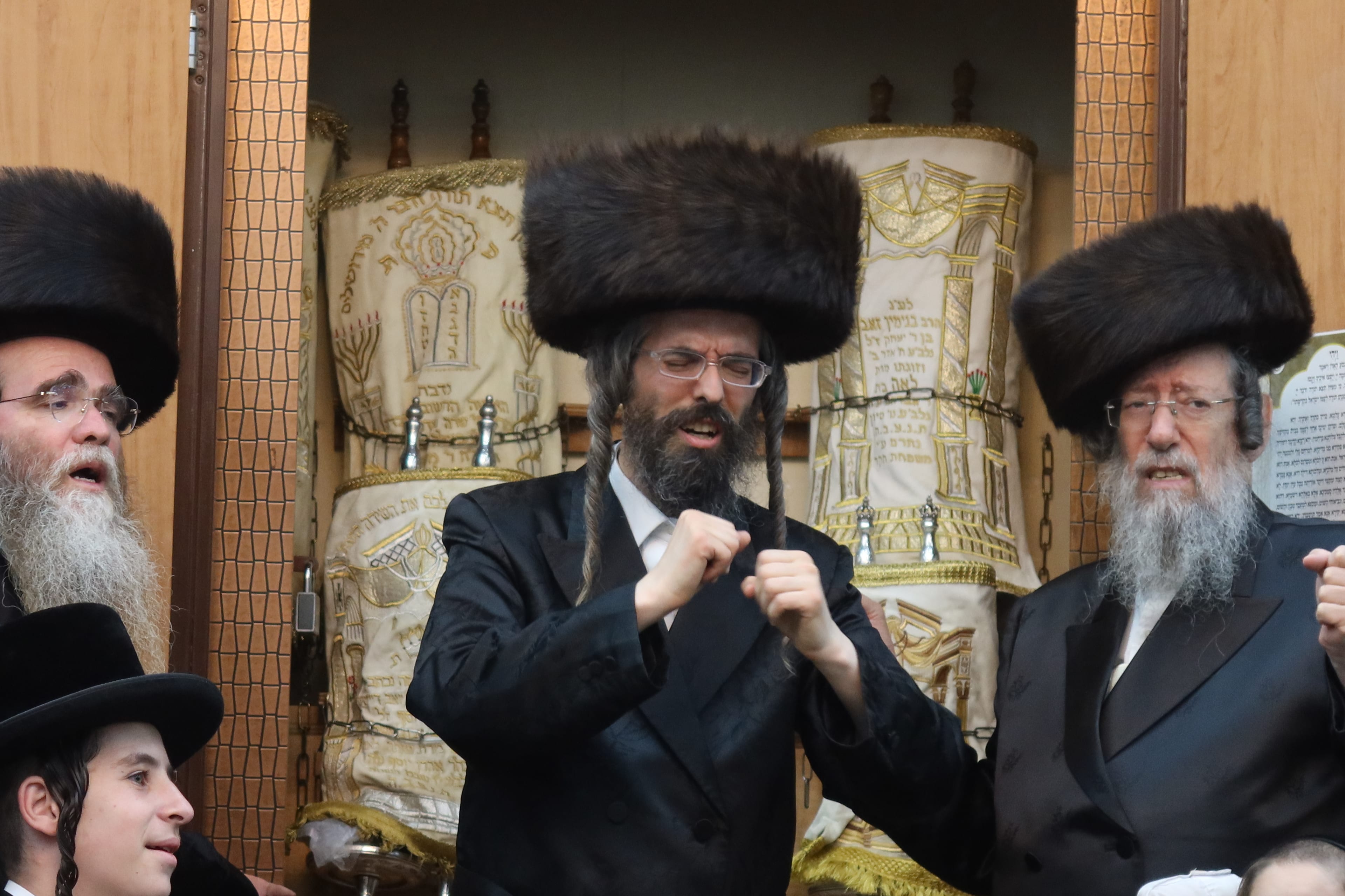 הושענא רבא והקפות שניות בחצר הקודש זוועהיל