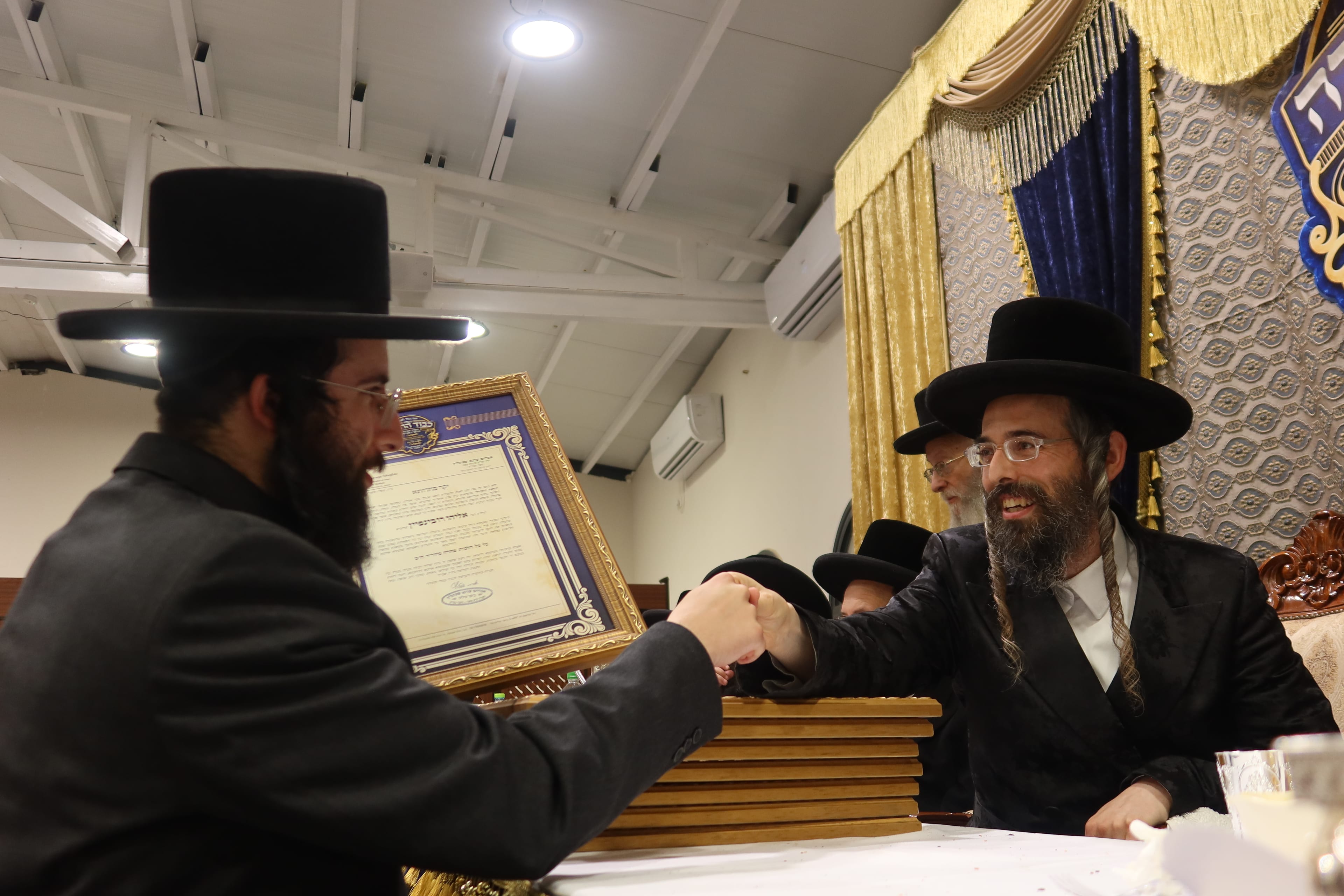 אברכי זוויעהל סיימו הלכות טהרה וקיבלו תעודה מהרבי