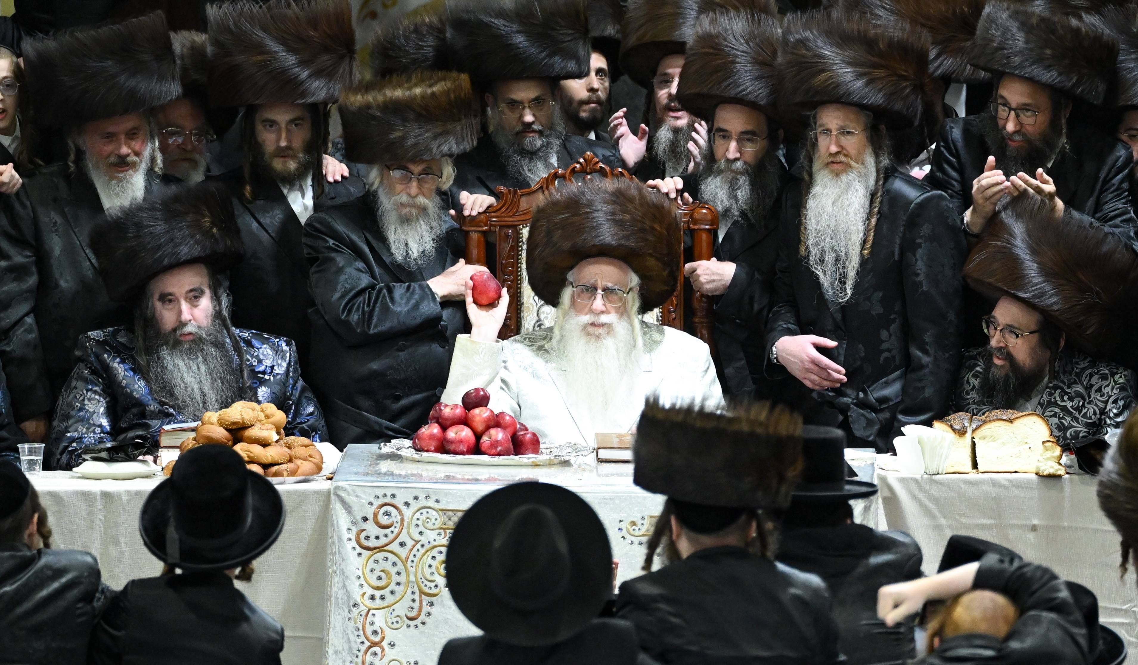 סוכות בצאנז: הדברים המרטיטים, 'עפיל טיש' והקפות שניות