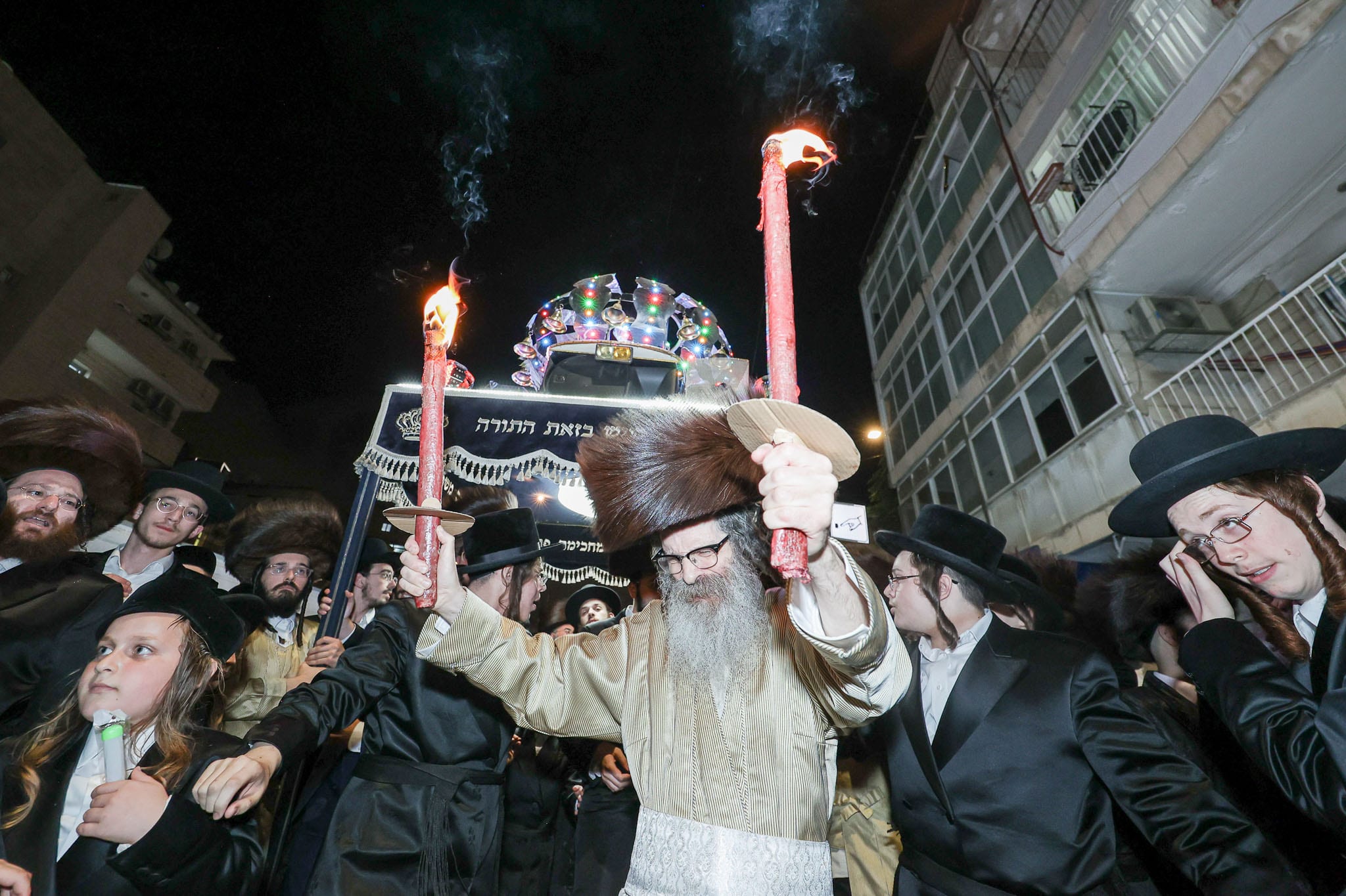 ר' נחמן בידרמן רקד עם לפידים בהכנסת ס"ת לבית מדרשו