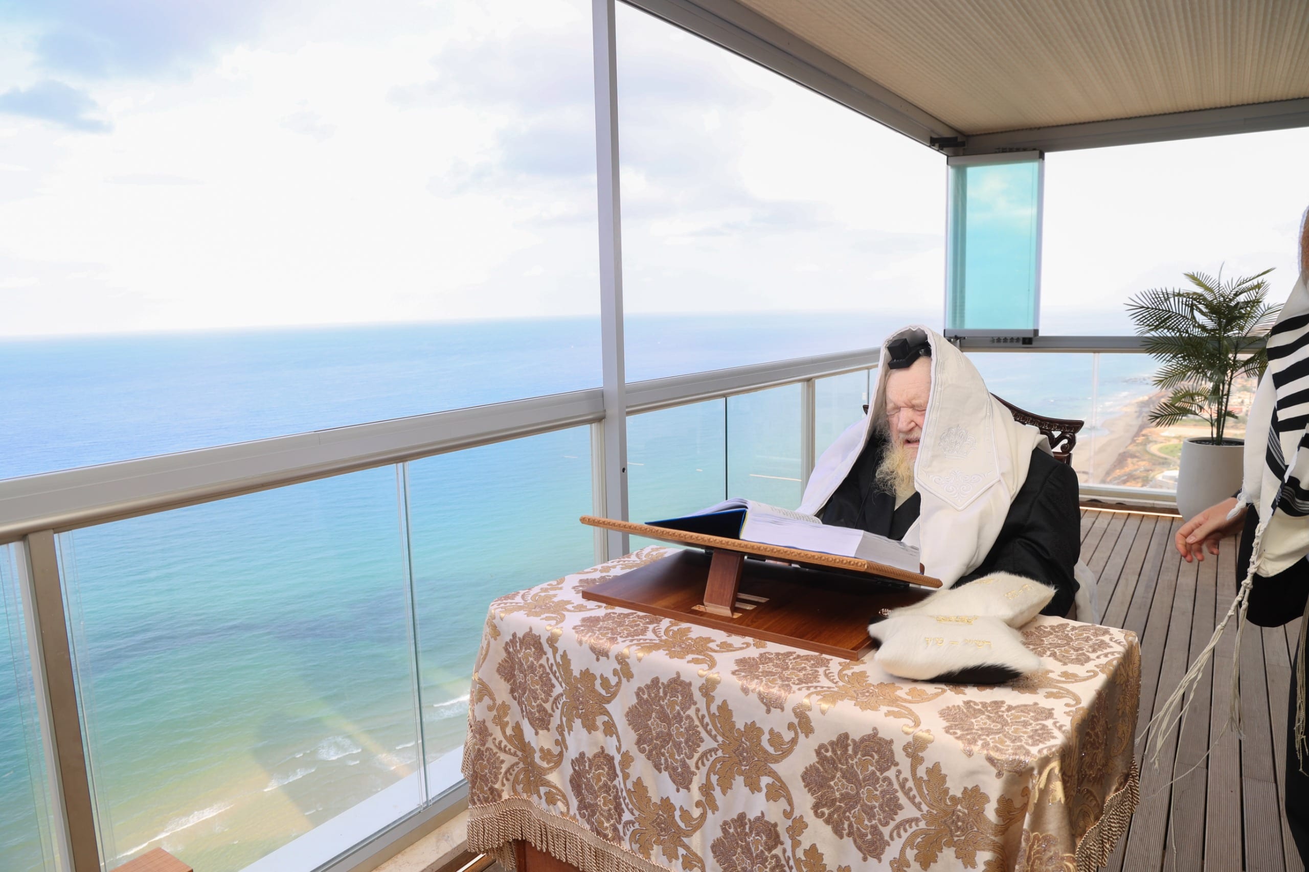 הגר"מ שטרנבוך בתפילת שחרית מול גלי הים