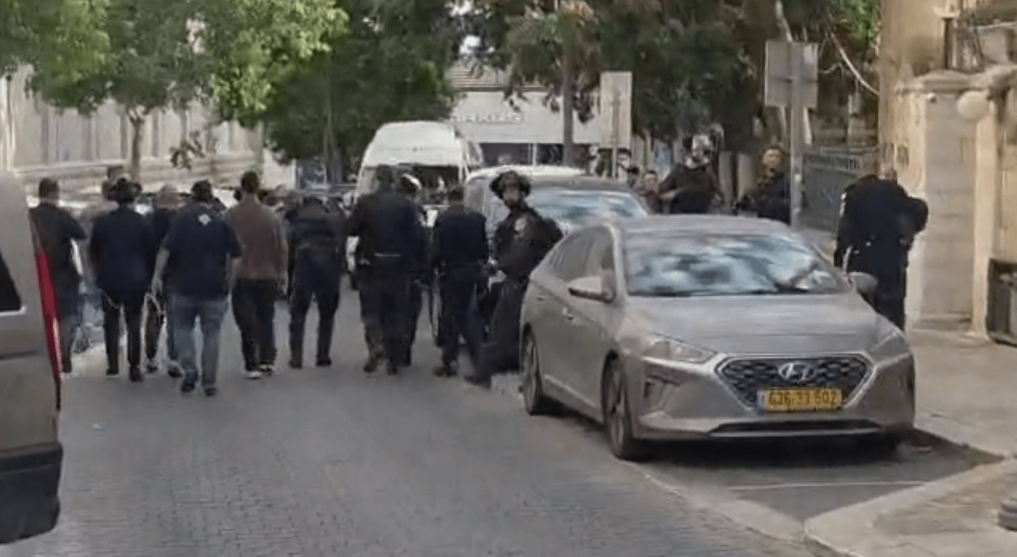 סוער במאה שערים: שוטרים השליכו רימוני הלם