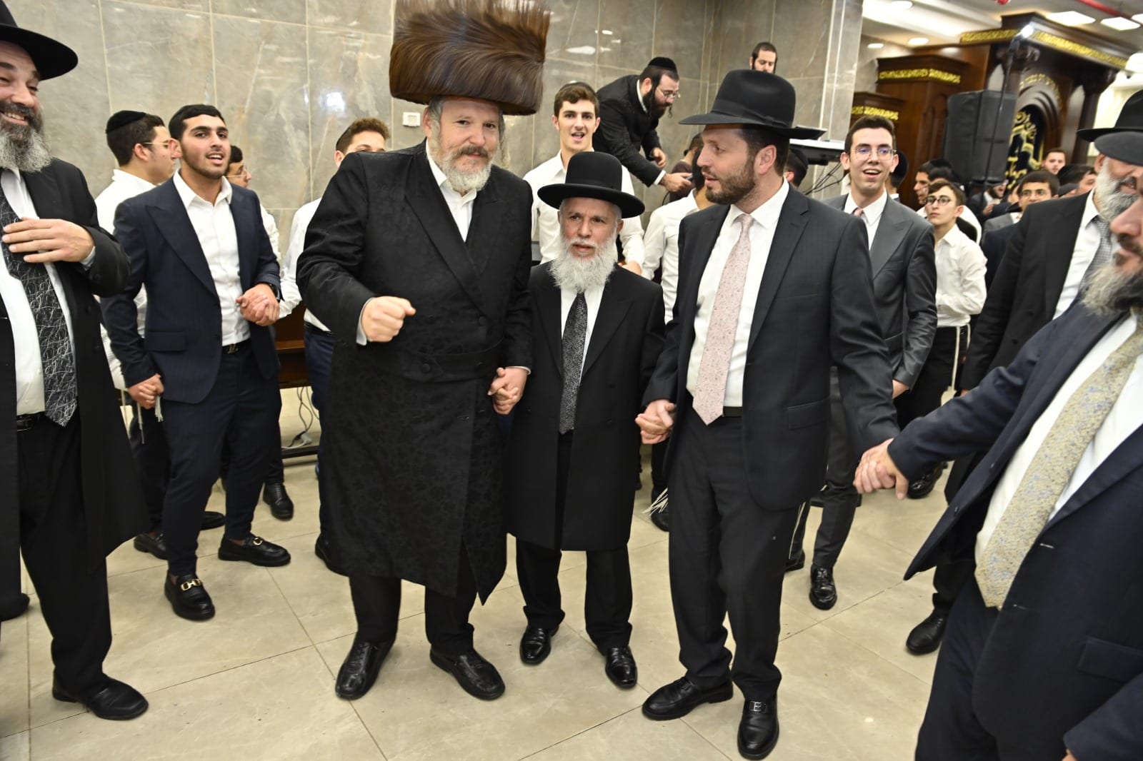 עד השעות הקטנות: הקפות שניות בישיבת "אבני נזר"