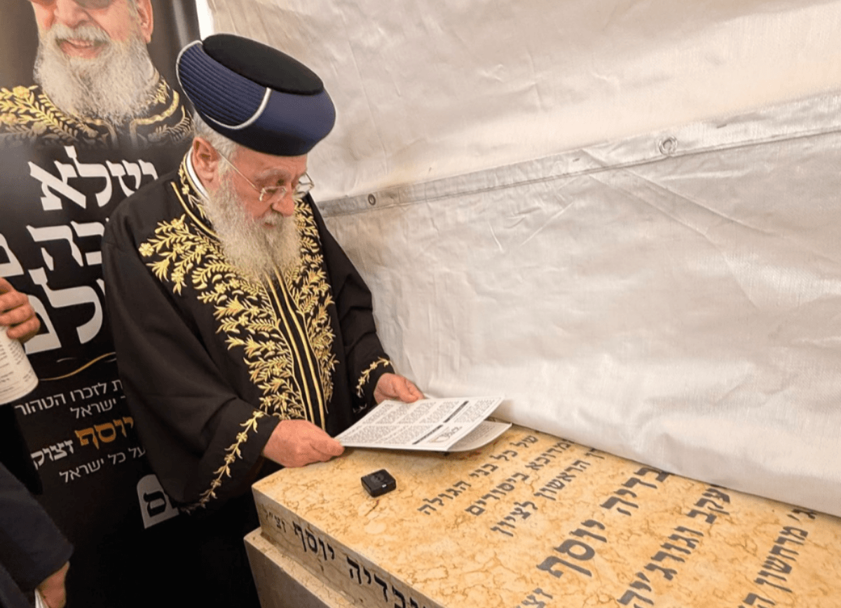 הראש"ל בציון אביו מרן זצ"ל: "להצביע אך ורק לש"ס"
