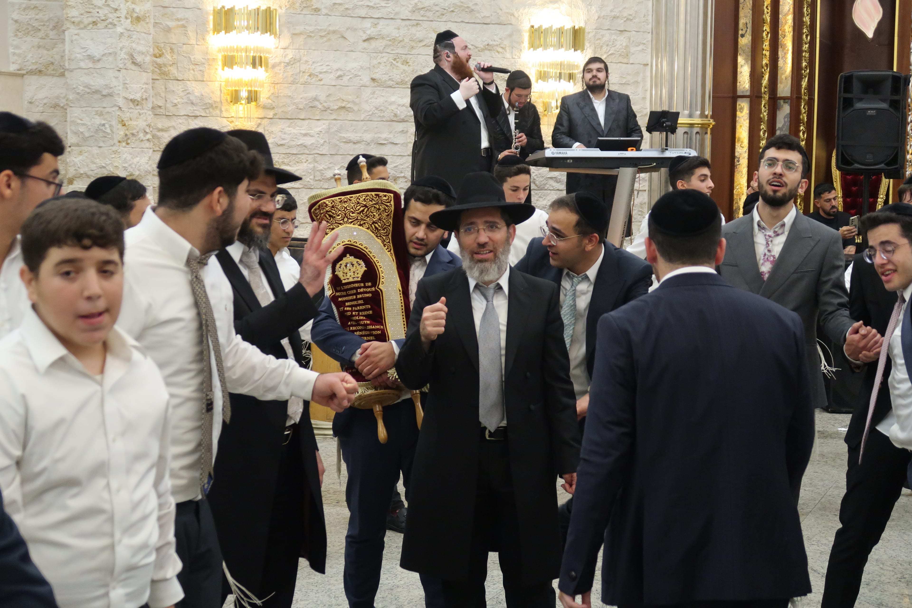 אשורר שירה לכבוד התורה: הקפות שניות בישיבת 'אוהל יוסף'