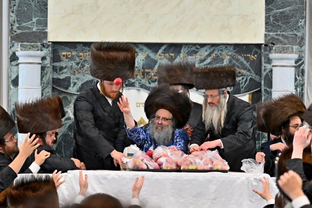 טיש נעילת החג: ראש הישיבה זרק תפוחים לחסידים