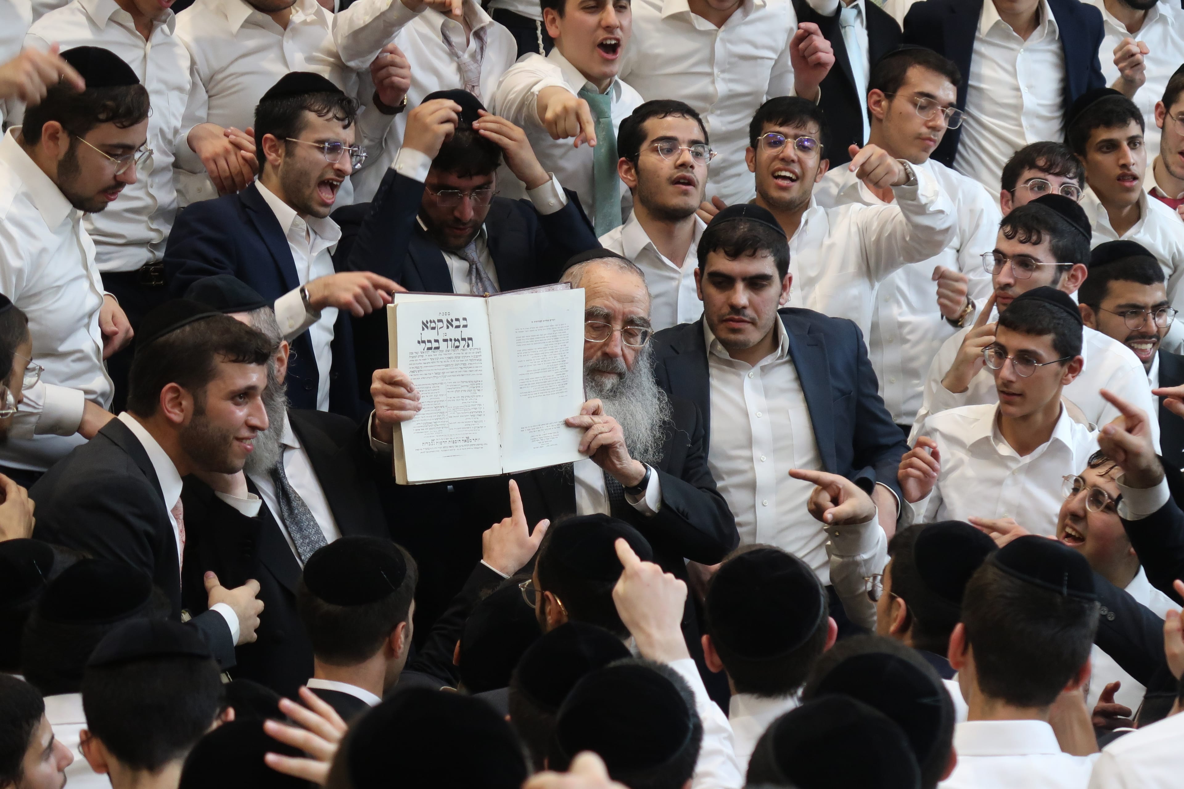 ראש הישיבה רקד עם "בבא קמא" בהקפות שניות