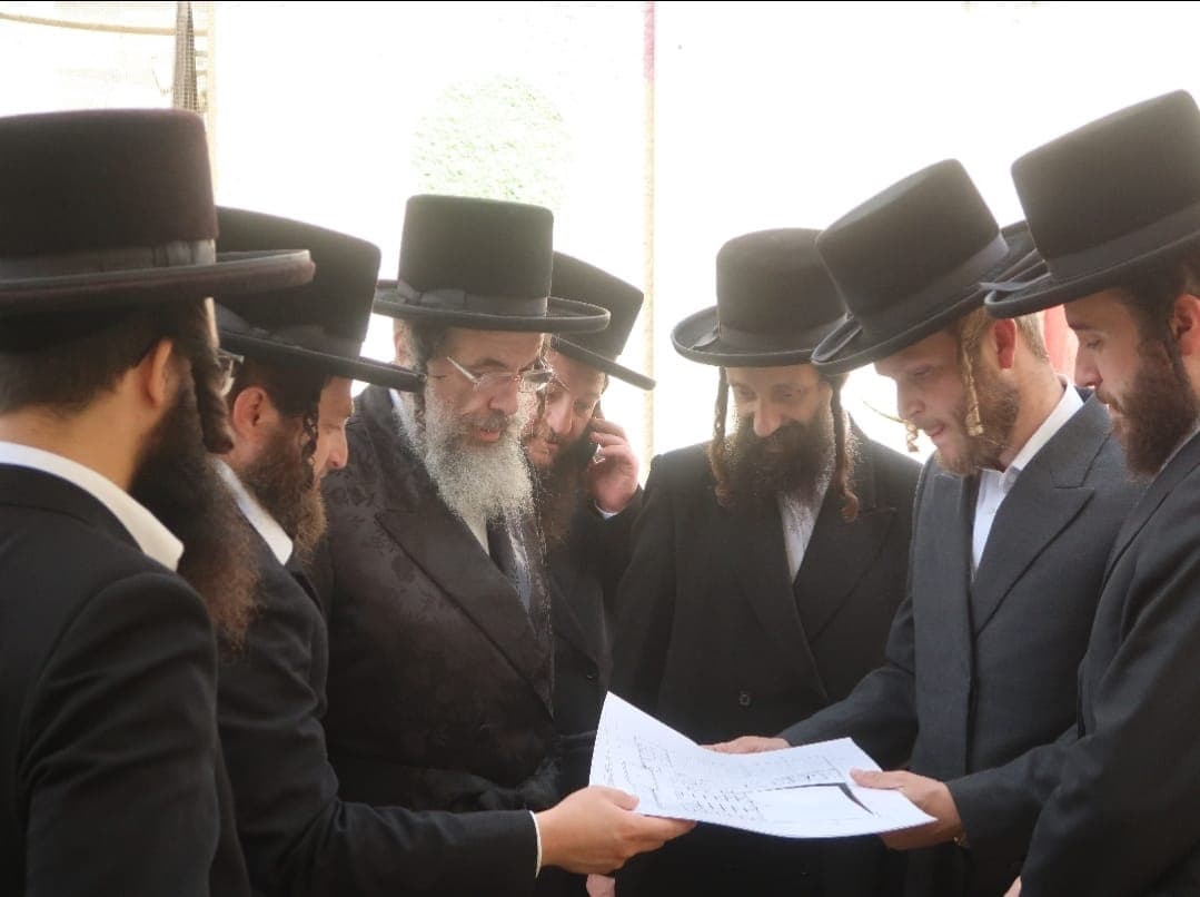 לקראת הנחת אבן הפינה: הרה"צ מויז'ניץ סייר באשדוד