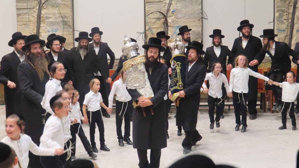 בויז'ניץ בביתר חגגו: חנוכת הבית והכנסת ספרי תורה
