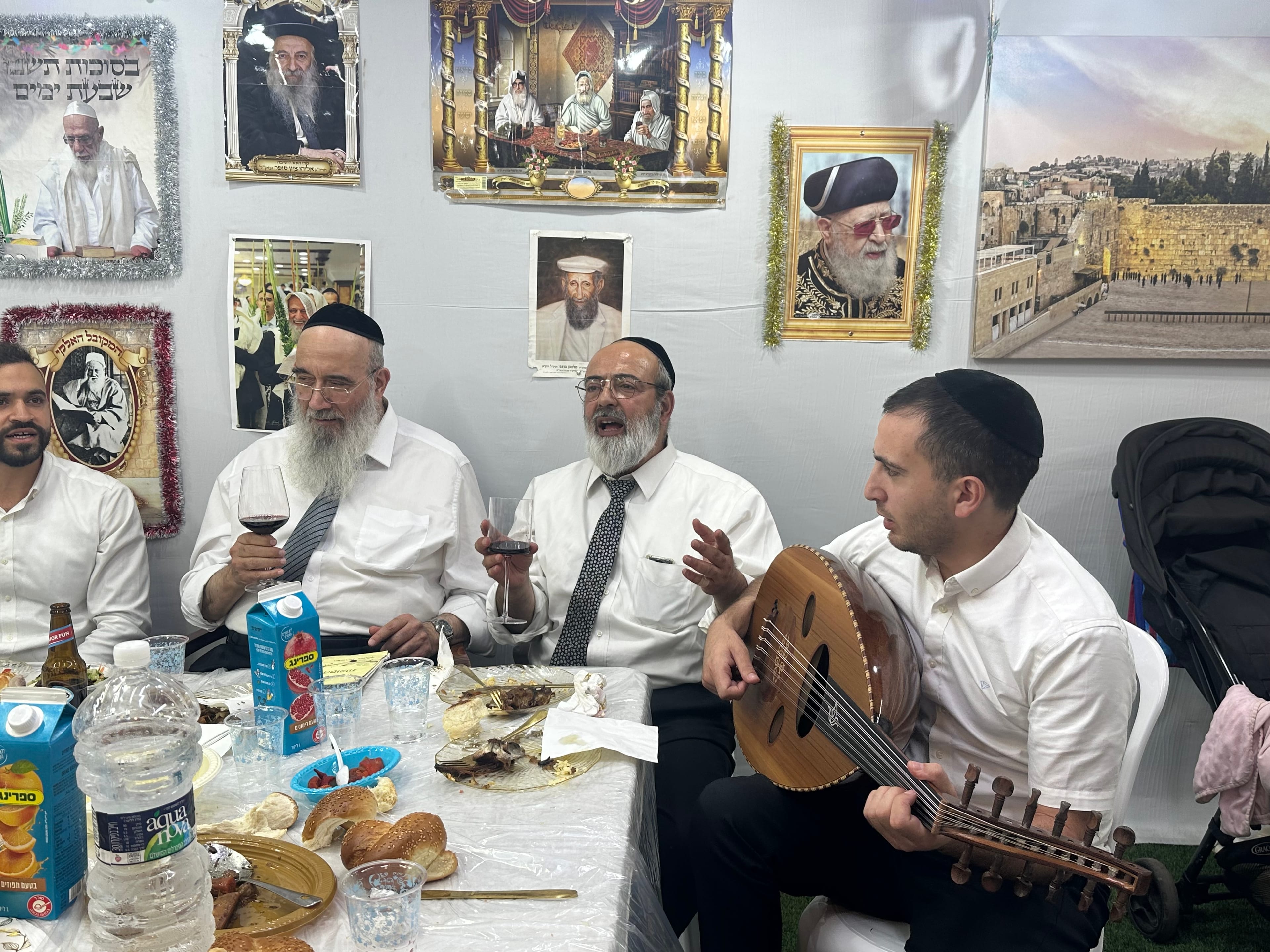 בזוקי ויין משובח: שמחת החג אצל רב השכונה