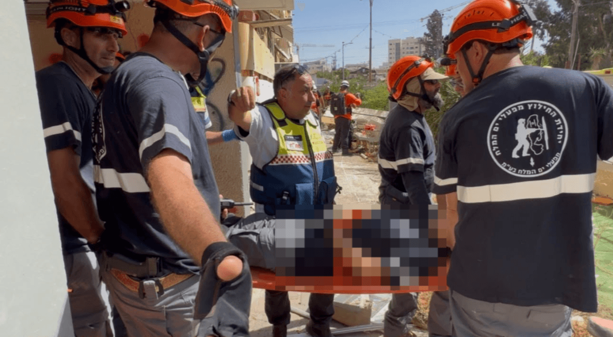 טיל פגע בבניין בדימונה: עשרות נפגעים חולצו