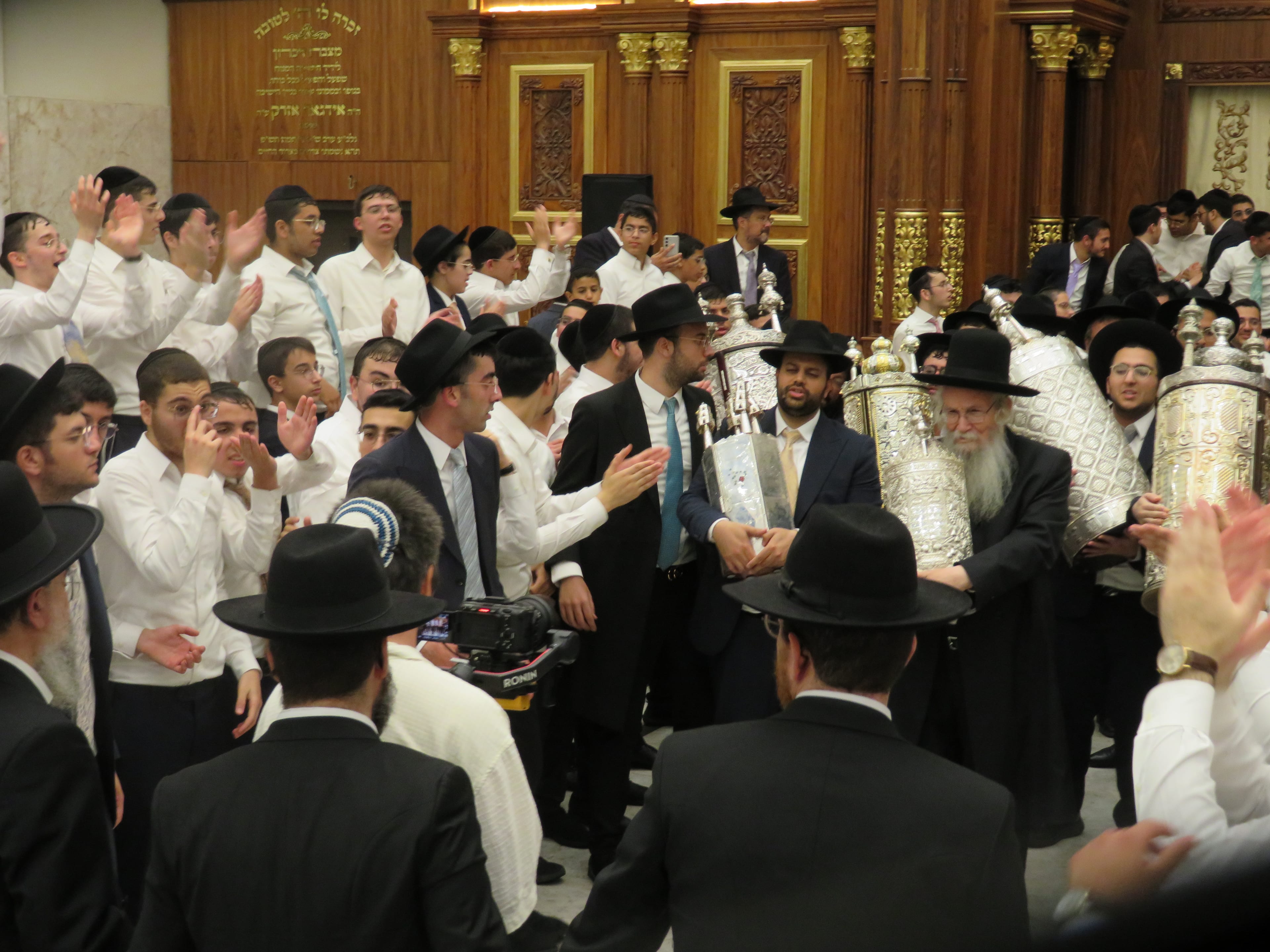 המשגיח פצח בשירה: הקפות שניות ב'משכנות התורה'