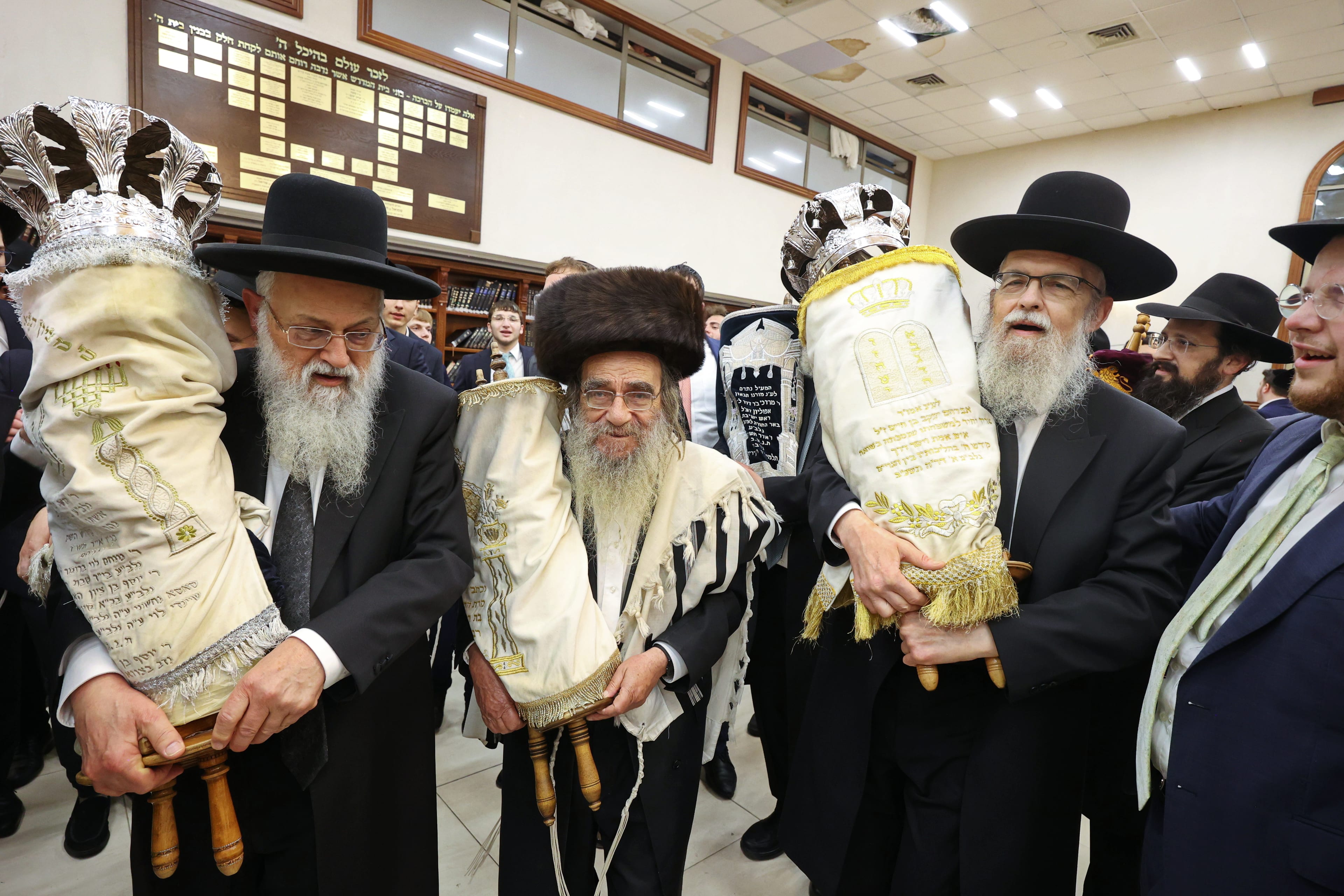 צפו בתיעוד: שמחת ההקפות השניות בישיבת באר התורה