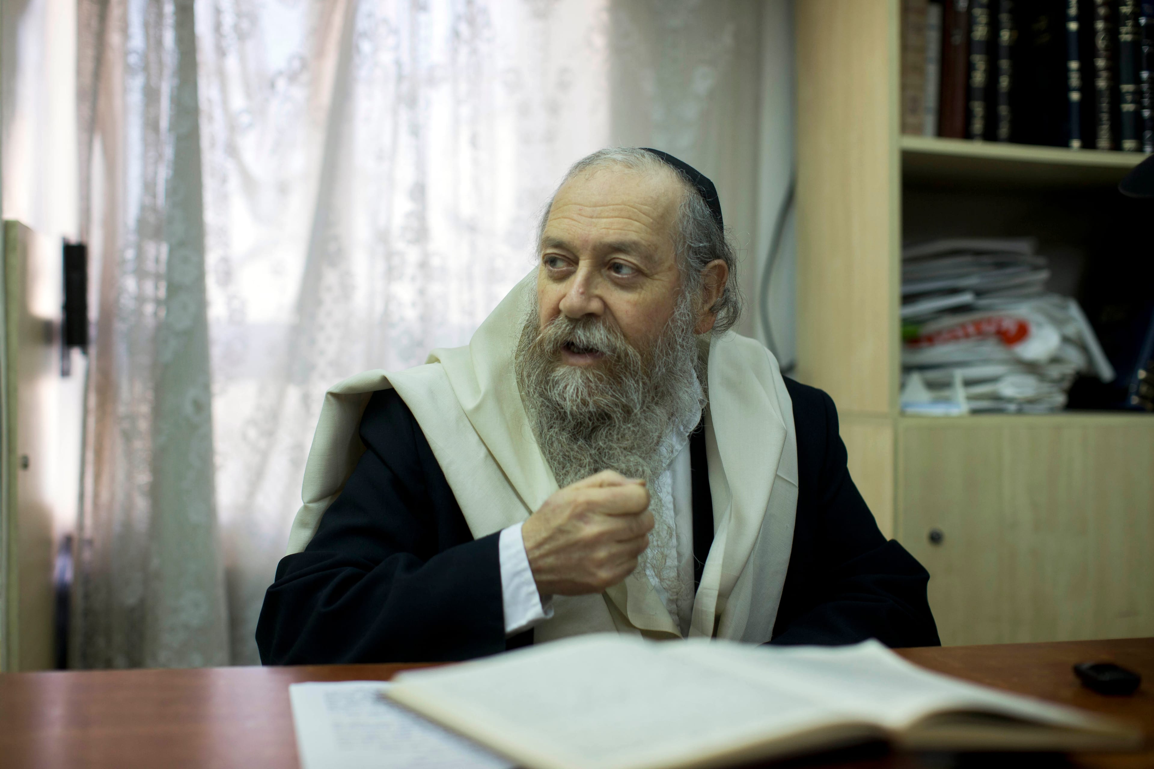מחובר לעירוי והתעקש לעמוד בפני פרופסור מבוגר
