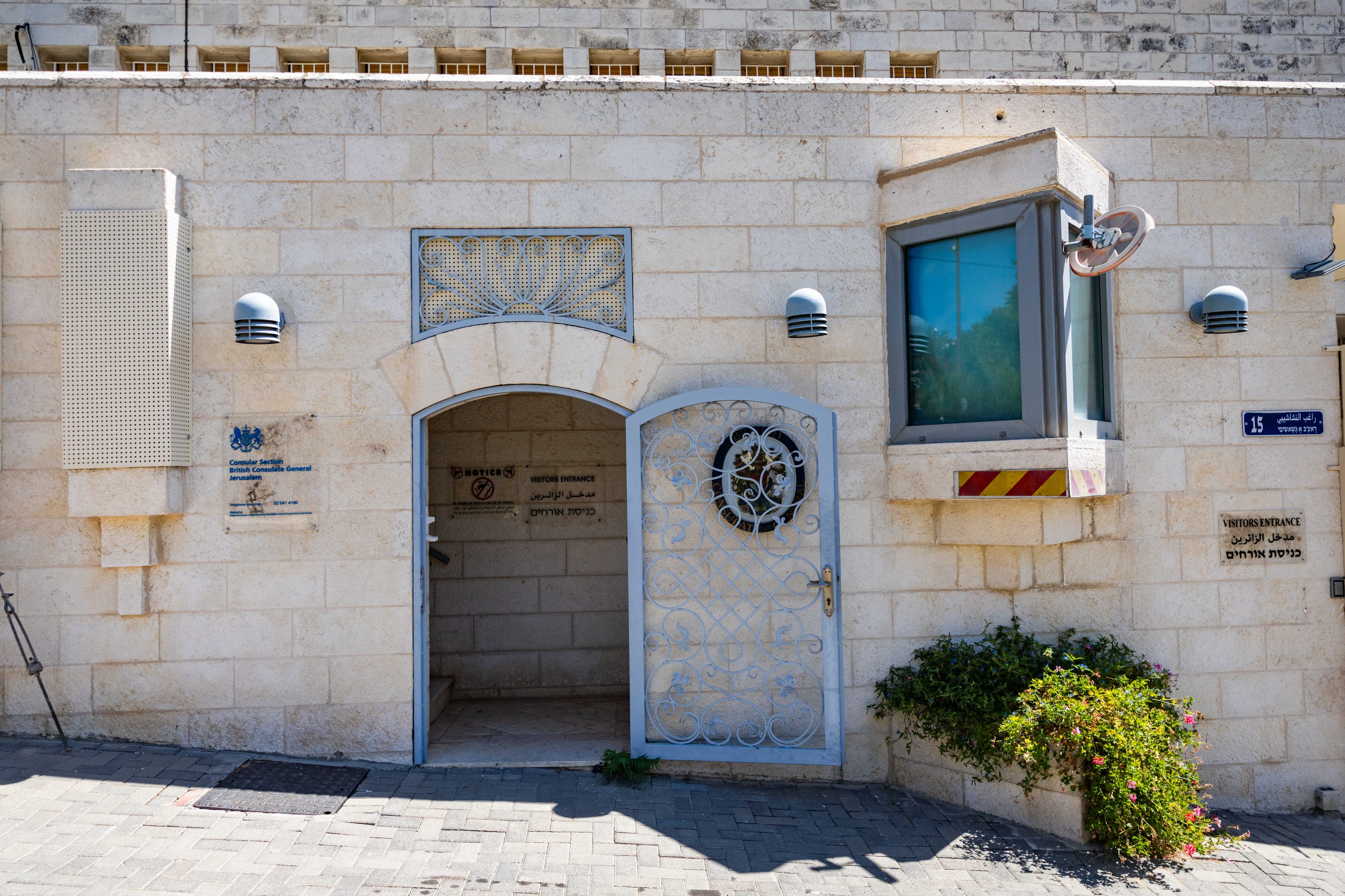 סער: הקונסוליה נסגרה; בריטניה: המשלחת תמשיך לפעול