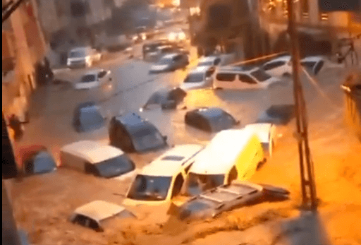 שיטפונות ענק באיסטנבול: נער נהרג ומאות בתים הוצפו