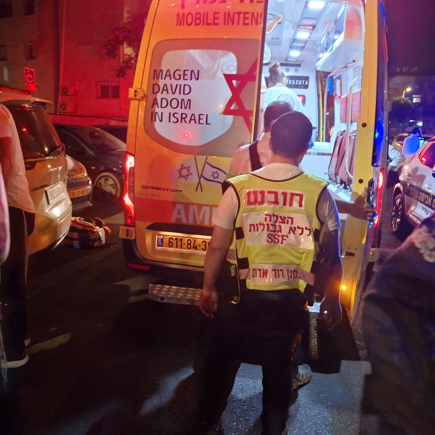 לעיני העוברים ושבים: בן 80 התמוטט ברחוב בביתר
