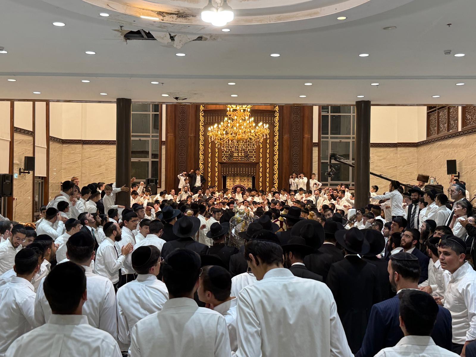 עד השעות הקטנות: אלפים רקדו בהקפות השניות בישיבת רכסים