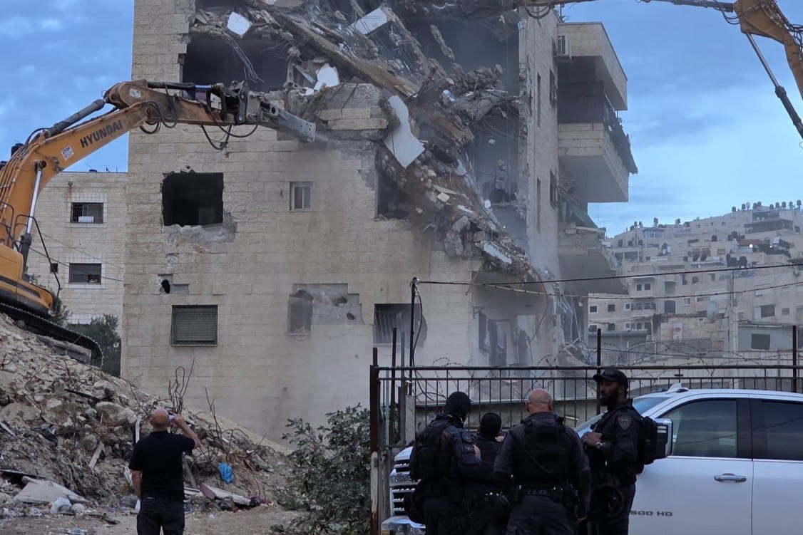 נבנה ללא היתר: בניין בן 5 קומות נהרס בירושלים