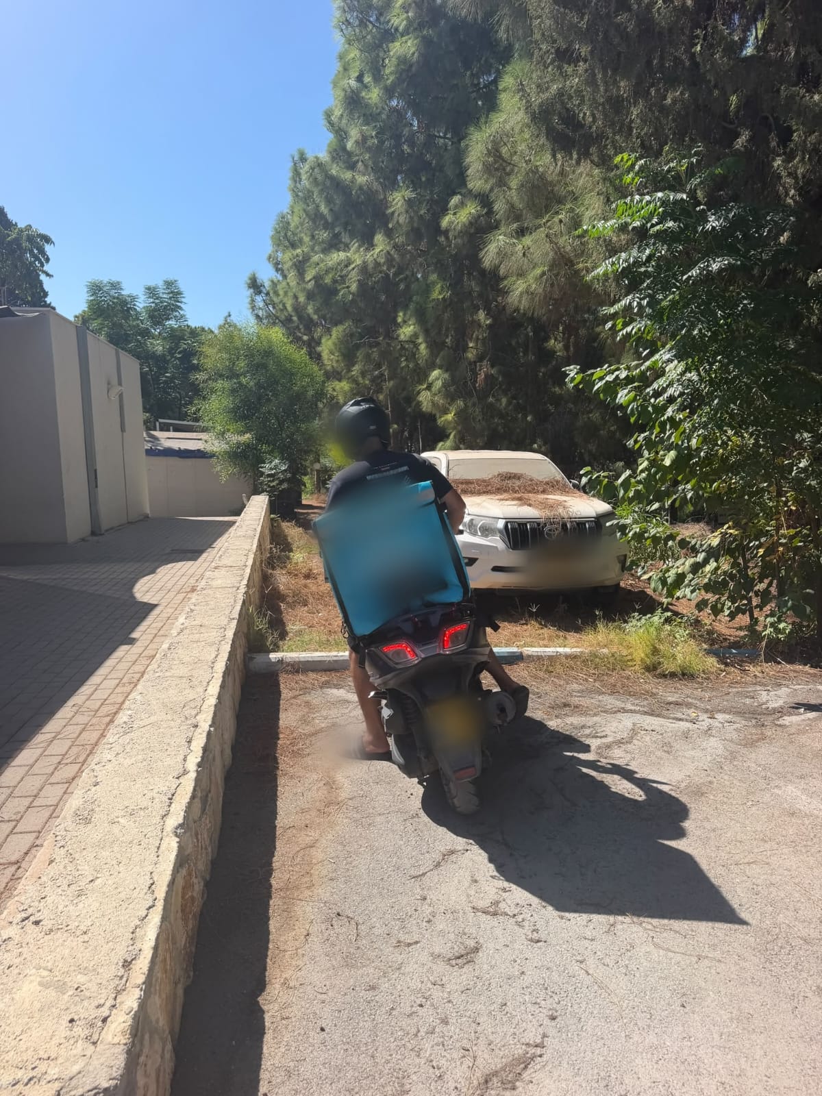 הרוכב סימן "לייק" למצלמה – וקיבל הזמנה לדין