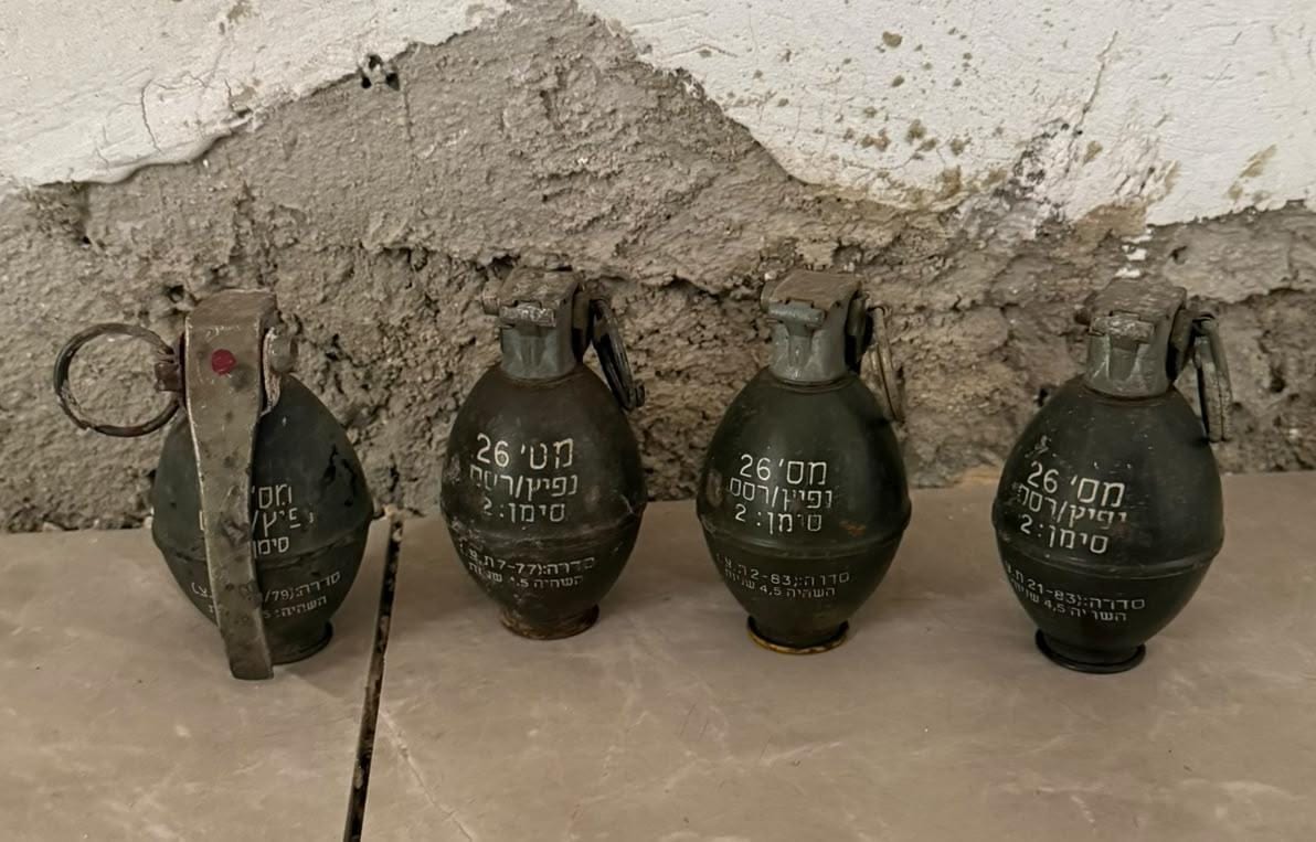 קופסה בשוחת הביוב: השוטרים גילו ארבעה רימונים