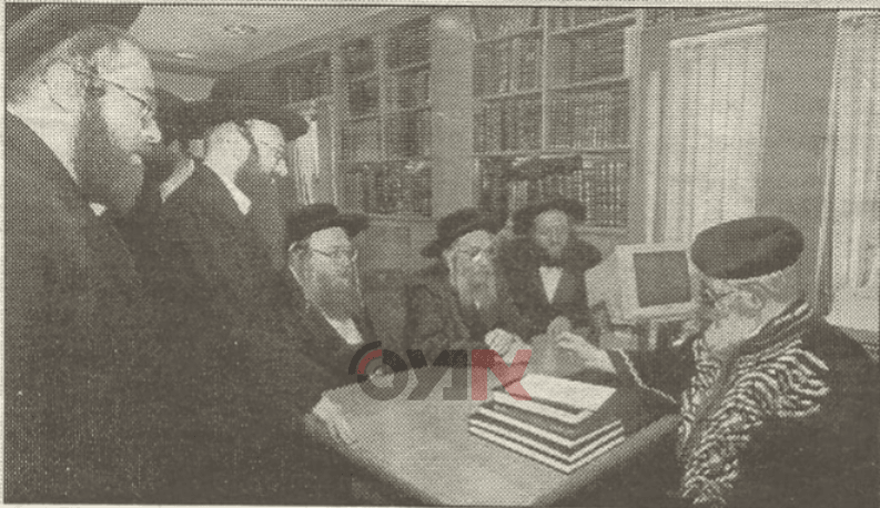 תמונה נדירה: מרן הגר"ע יוסף עם דייני העדה החרדית