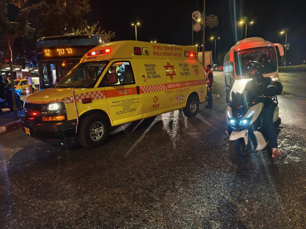 אימה בירושלים: הולכת רגל נלכדה מתחת לאוטובוס