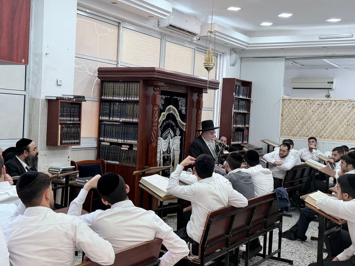 הגר"א סאלים מסר שיעור מיוחד בישיבת העריק שיושב בכלא