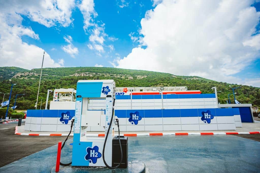 מוכרים לנו פתרון שחור כירוק. אוטובוס המימן הראשון בישראל נמסר לבזן, אך המימן הוא תוצר של גז טבעי