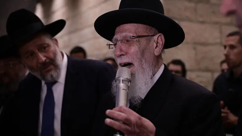 האם מותר לשמוע אום כולתום?