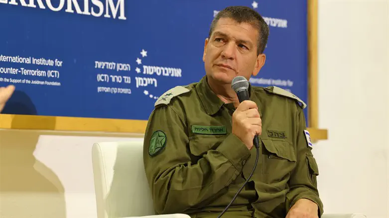 המפגש המטלטל בפארק: האם השכולה מול ראש אמ"ן הכושל